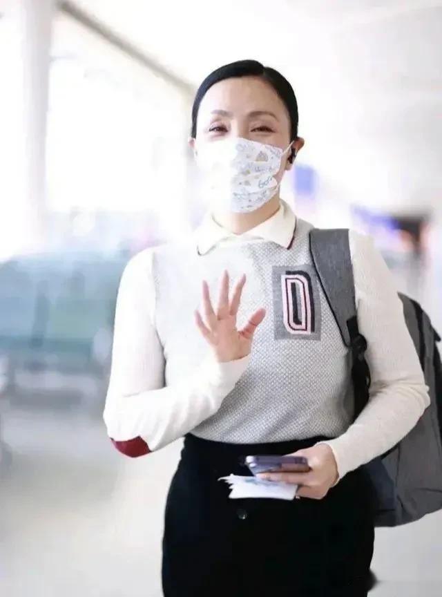 陶虹真的是太会穿搭了，这样的穿着，真的是干脆利落，更显优雅知性，陶虹一直都有一种