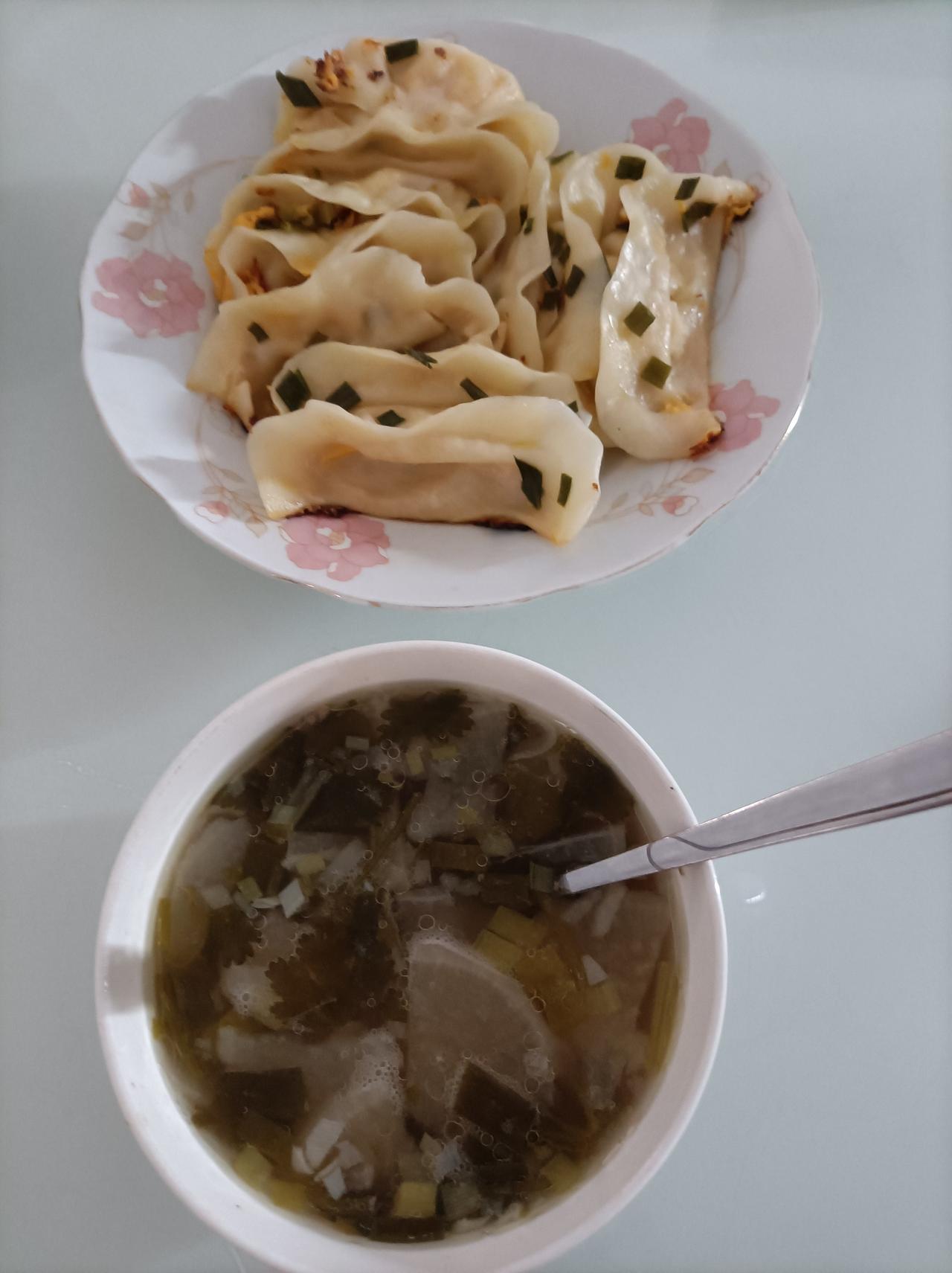 冬日三餐打卡今日深圳有点冷，早餐来点热乎的，鸡蛋煎饺加碗汤！