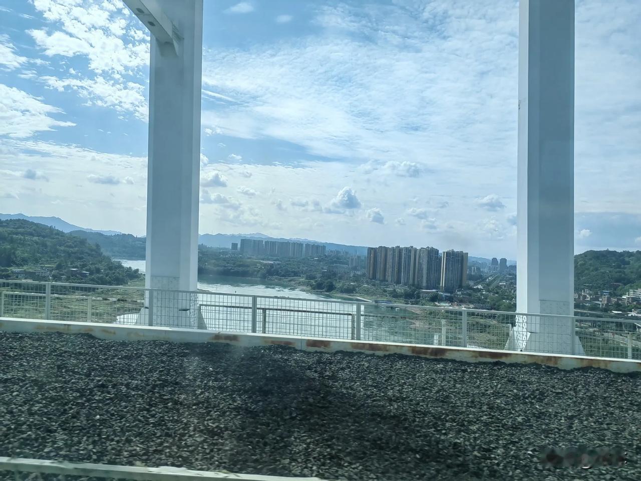 #秋日生活打卡季#
    宜宾到眉山，以前没开通高铁乘坐长途公交车得需要2个半