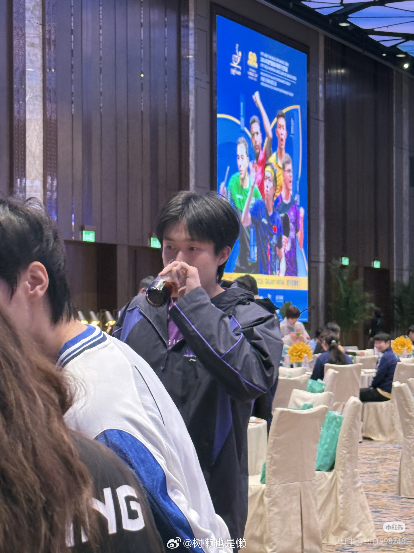 两个又吃又喝的可爱小孩🥰龙须糖真的好吃！网页链接