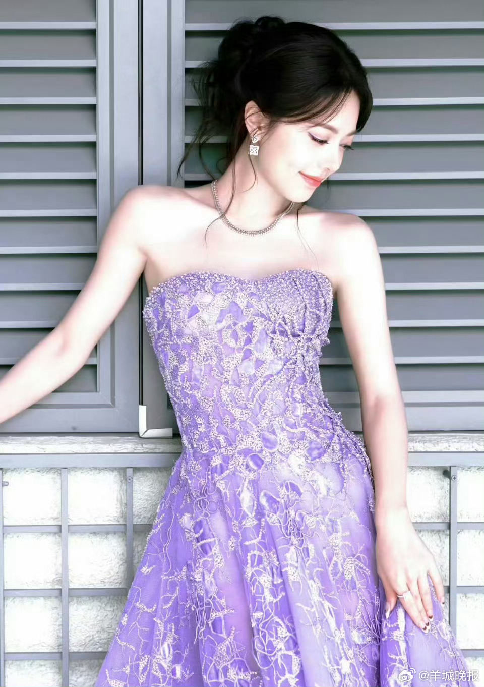 【谁是你心中与紫色最适配的她】紫色从来不是一种单调的色彩，它糅合了神秘与高贵，藏