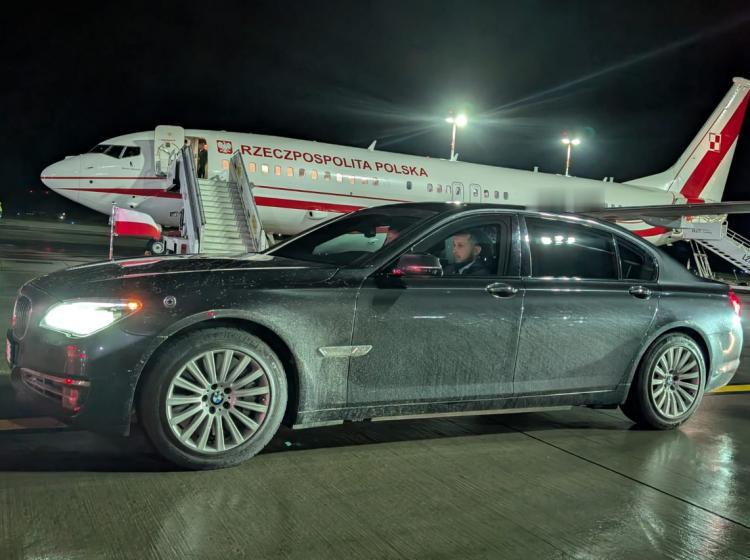 外交闹剧！波兰总统访拉脱维亚 接机脏车+使馆零报道引众怒
 
波兰总统纳夫罗茨基