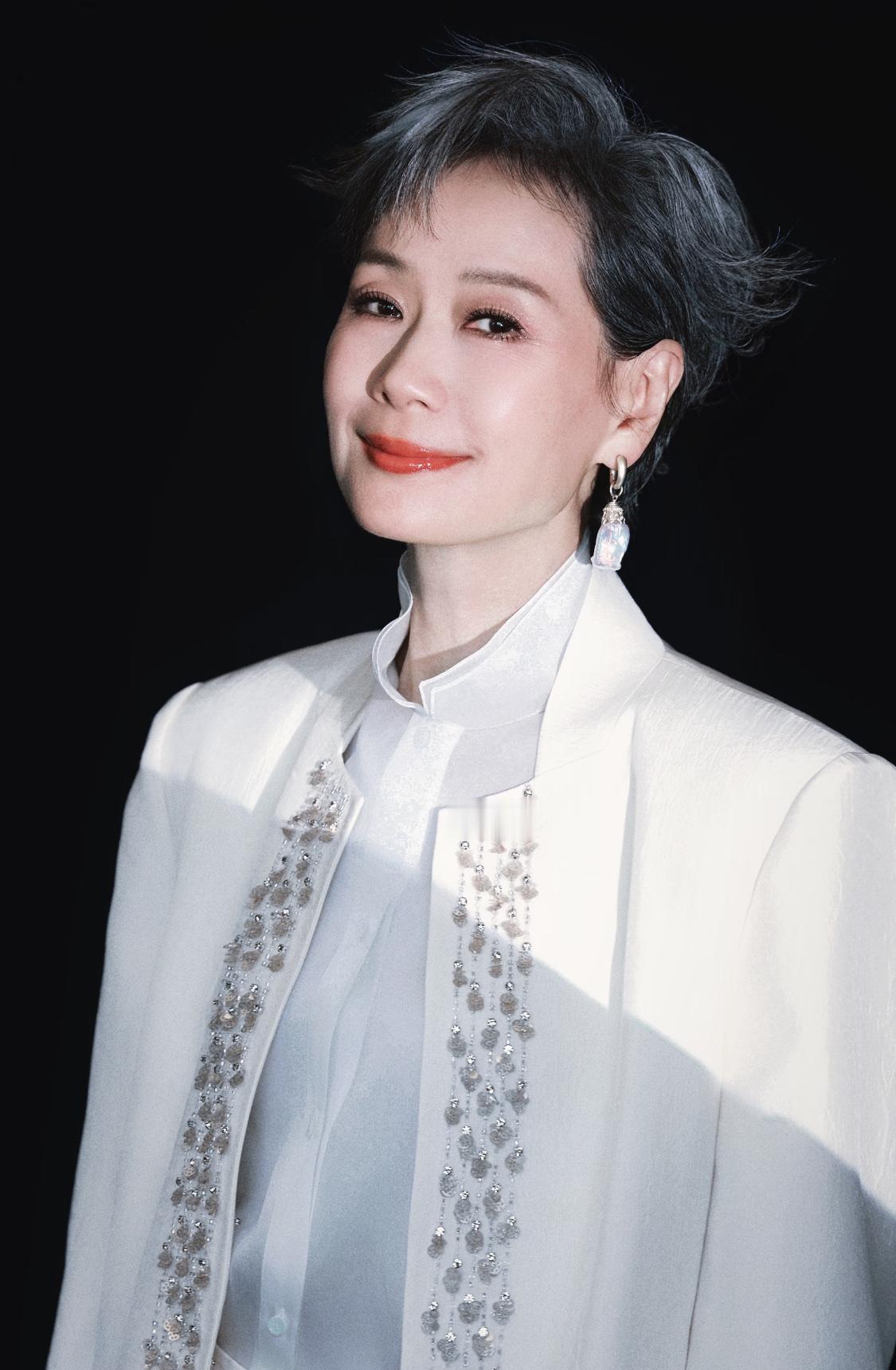叶童回应亲哥哥李忠宁当保安。
谁能想到叶童对亲哥这么“不留情”？明知亲哥在香港当