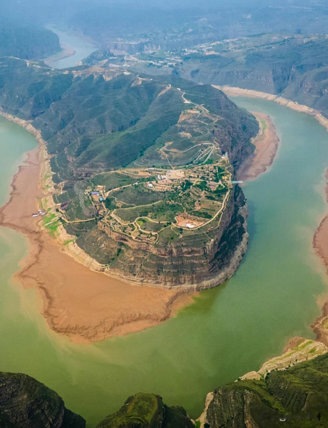 山西偏关县乾坤湾在老牛湾的下游不远处，在万家寨水利枢纽和老牛湾之间，乾坤湾景区距