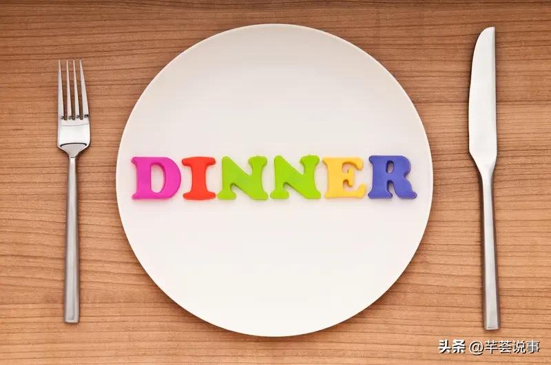 一日三餐里，最该少吃的就是晚餐。人在夜间休息，身体代谢变慢，晚餐吃多了，肠胃负担