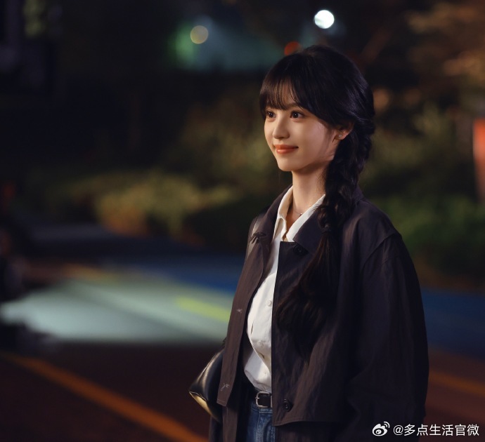 田曦薇笑起来眼里有光被田曦薇的笑颜控住了 大大的眼睛真的是又甜美又温柔呀，不得不