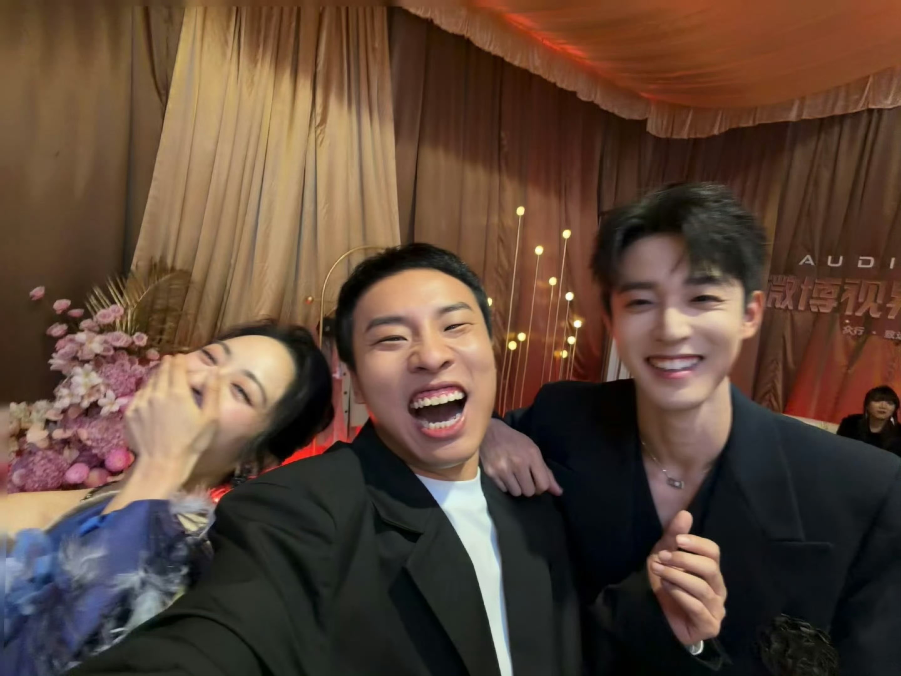 嬉皮笑脸的 ​​​