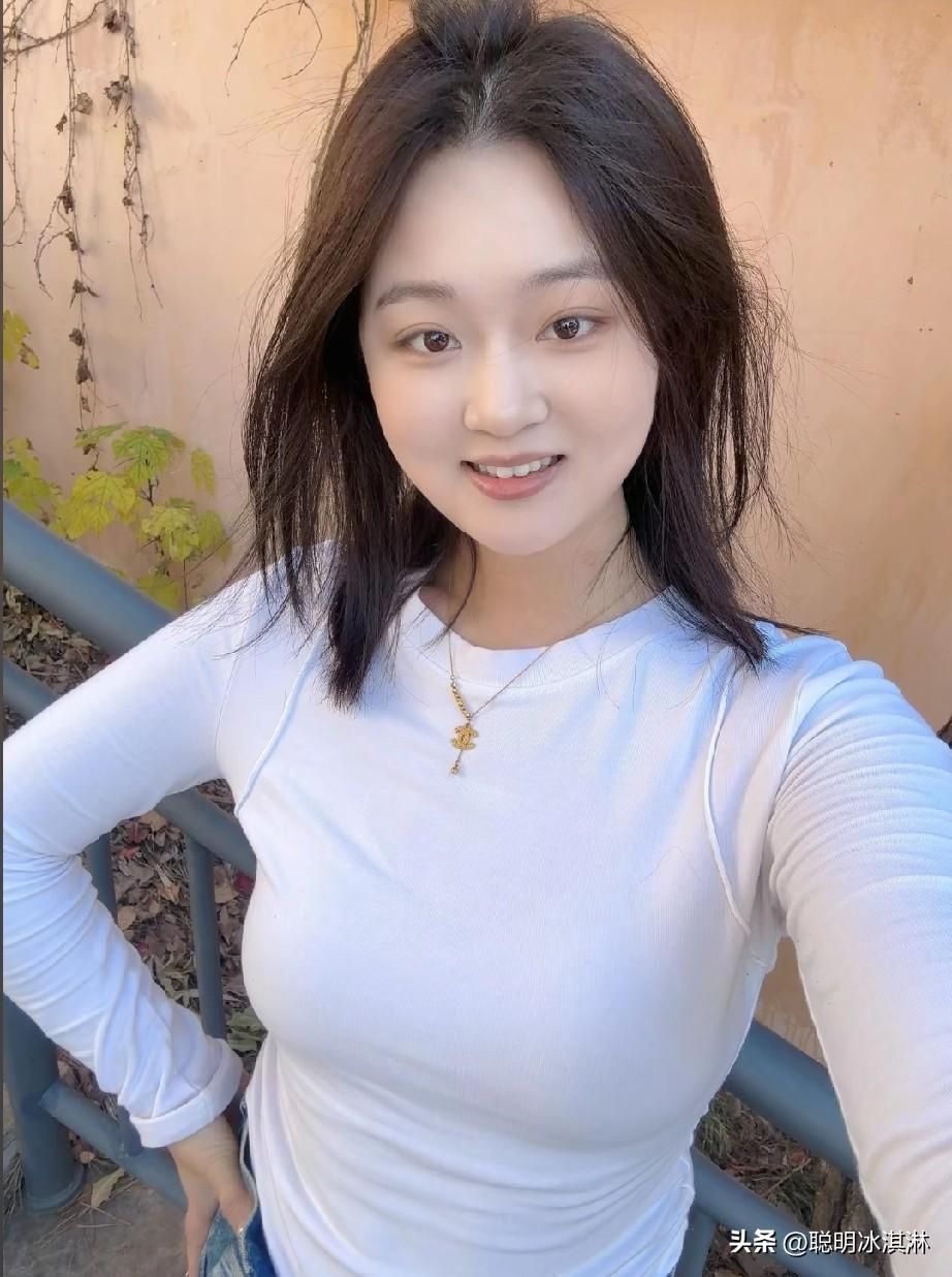 阳光下的微笑，简单而美好。