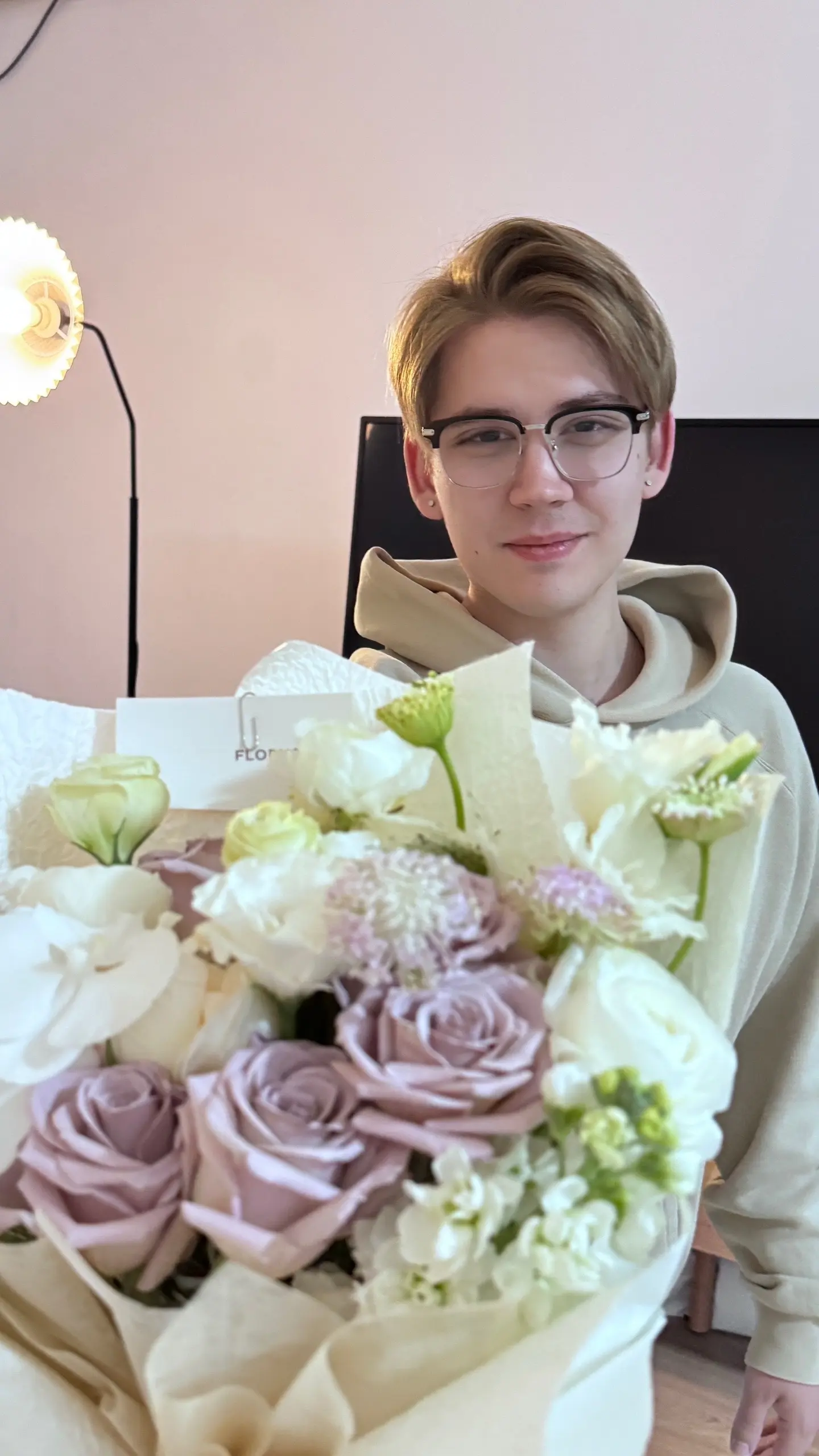 在一起的第三个情人节💘。最近倒时差真的好累不想出门 在家里和扣滴拍拍...