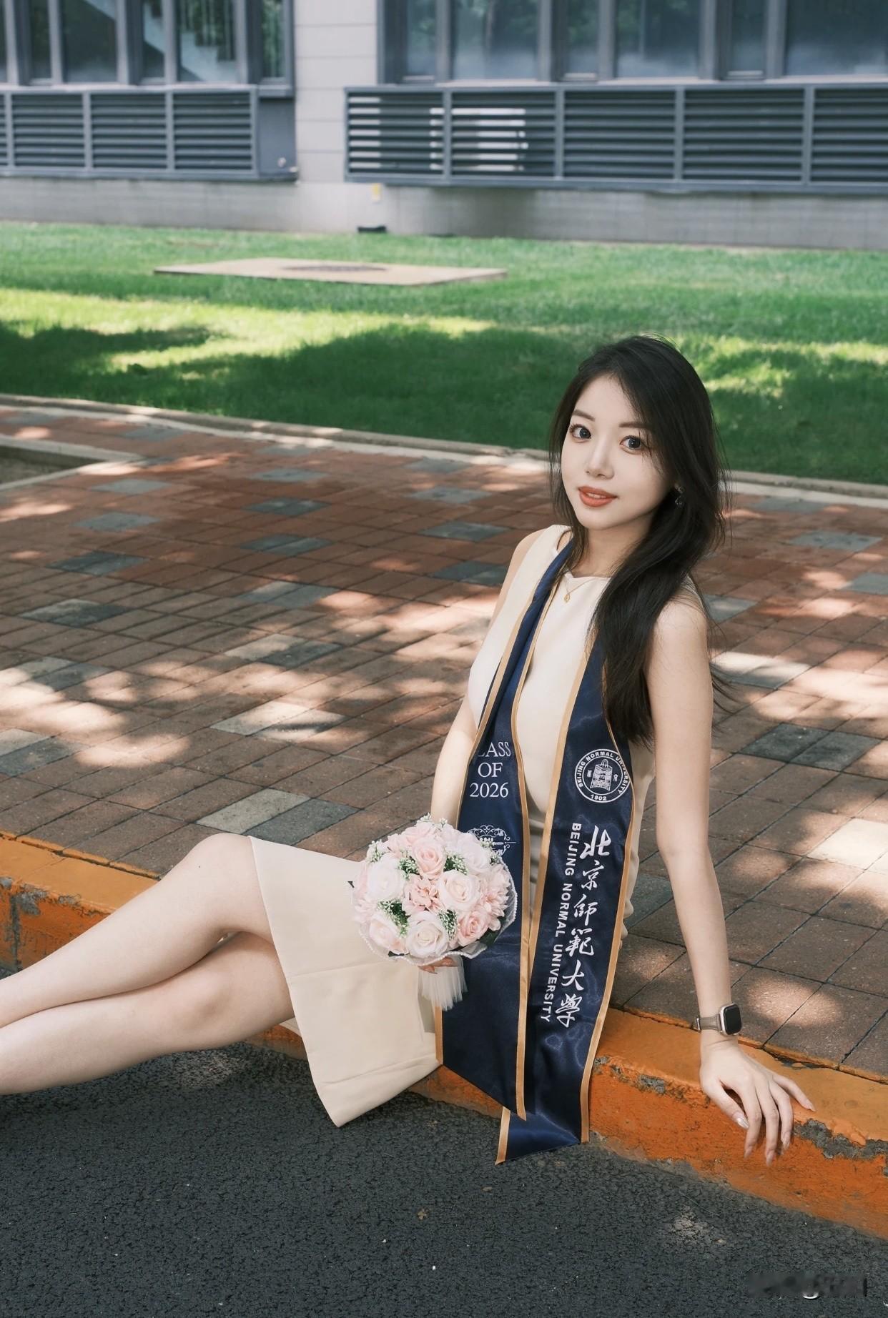 美女的美丽瞬间分享专注阅读时，安静又迷人。