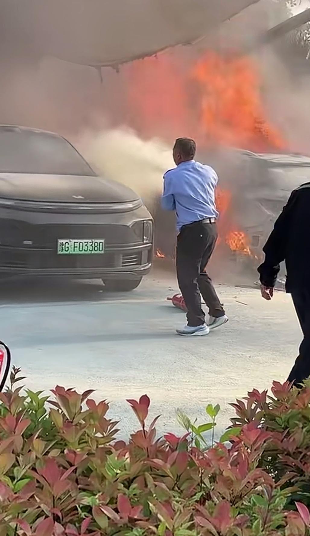 如果在充电时遇到这种情况，千万别做这个动作！

这两天，一段“郑州路边电车起火”