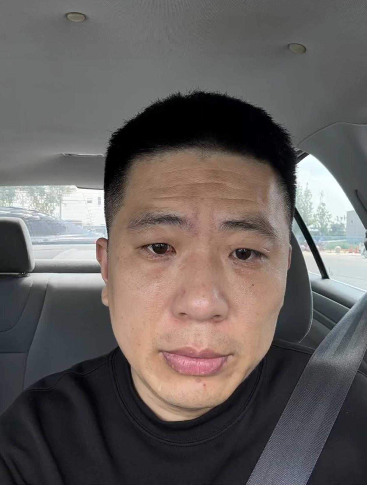 看这个垂头丧气的样子，估计杨议又骂他了。给杨议做助理真的不好当，杨议的脾气是越来