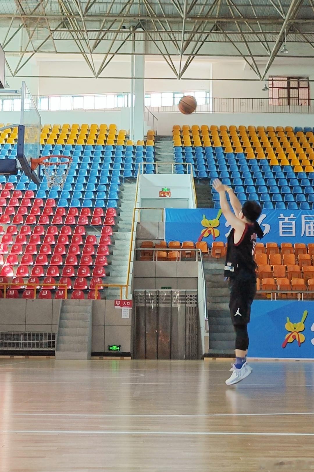 🏀木地板球馆免费还开空调的感觉真爽。 