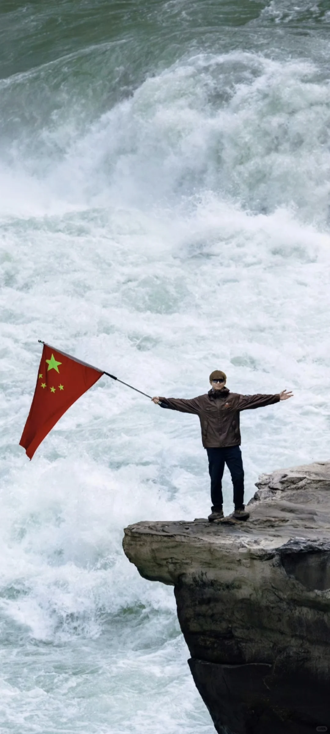 李现举旗虎跳峡，爱国燃情映山河