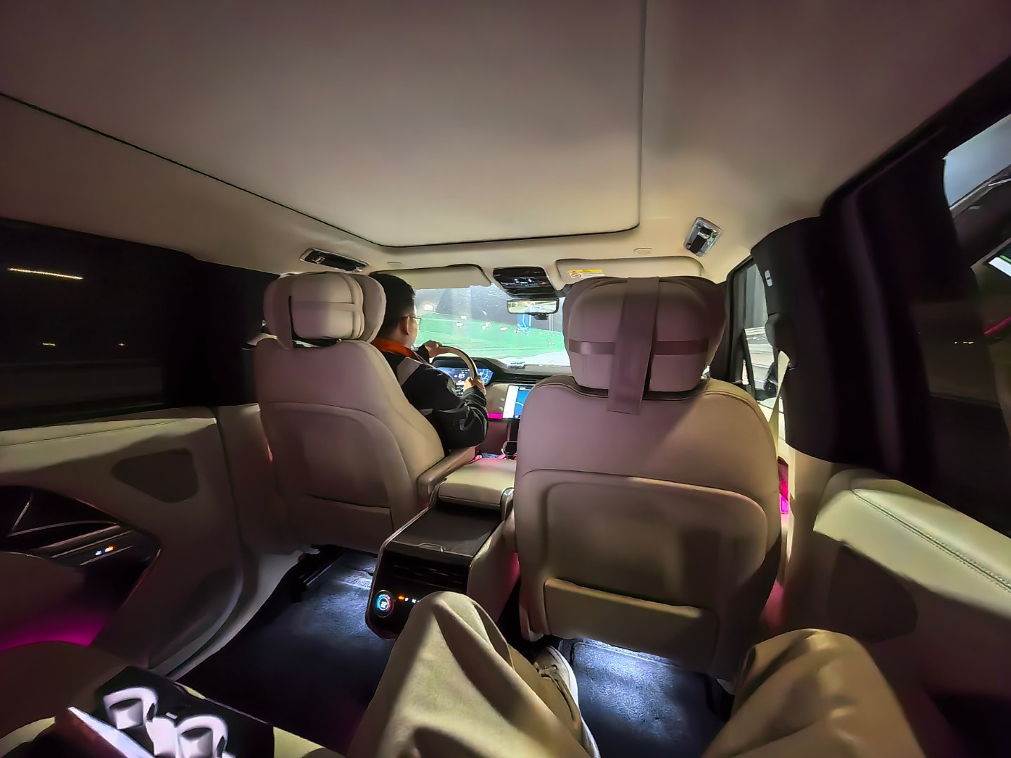 车展完了，和朋友们一起喝了一点小酒酒，还见了一位职位和水平都很高的大佬。本来准备