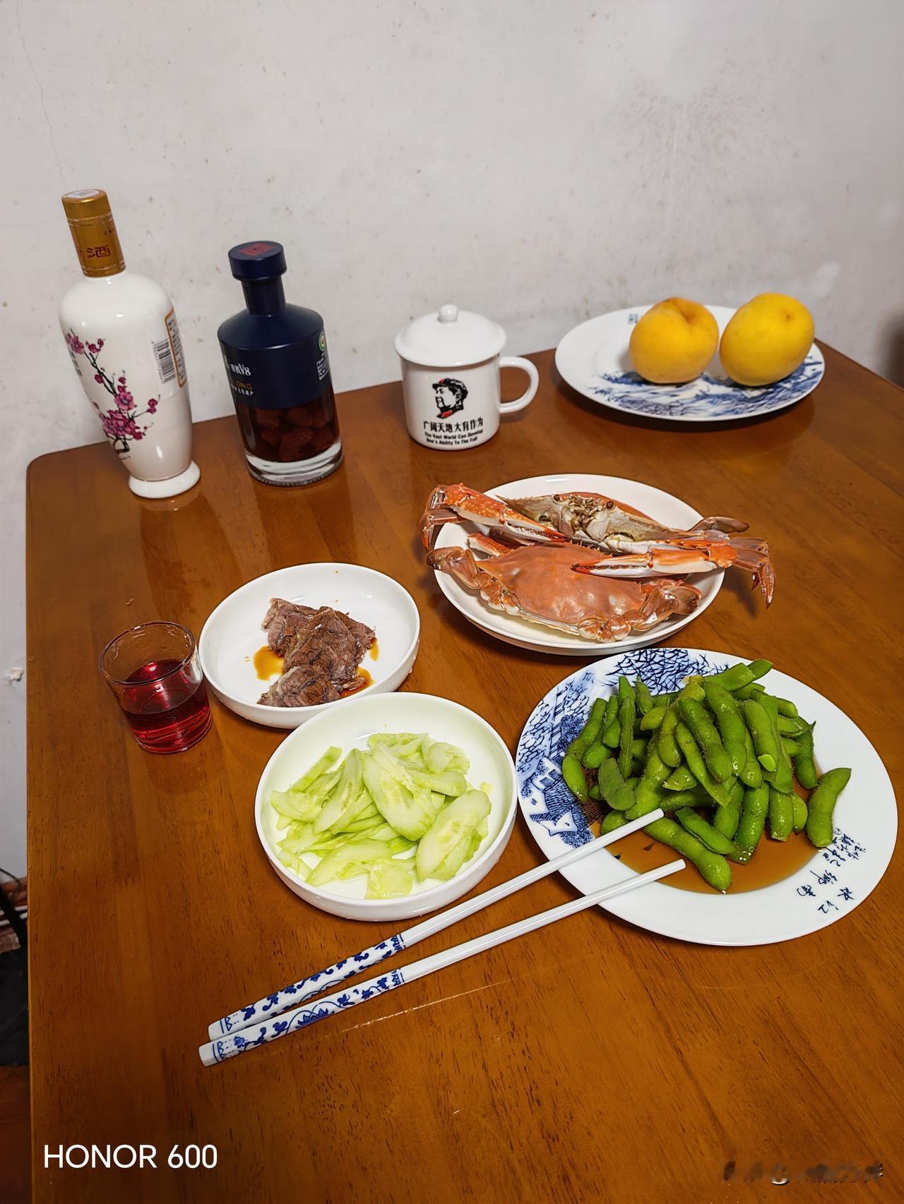 73岁单身老男人今天煮两个海螃蟹，自己煮的牛肉，一个糟卤毛豆，一碟凉拌黄瓜。一杯