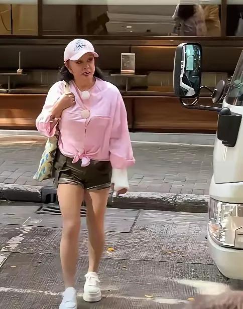 《一路繁花2》里刘晓庆在街头被偶遇咯！她穿着粉色衬衫加短裤，脚上是厚底小白鞋，甜