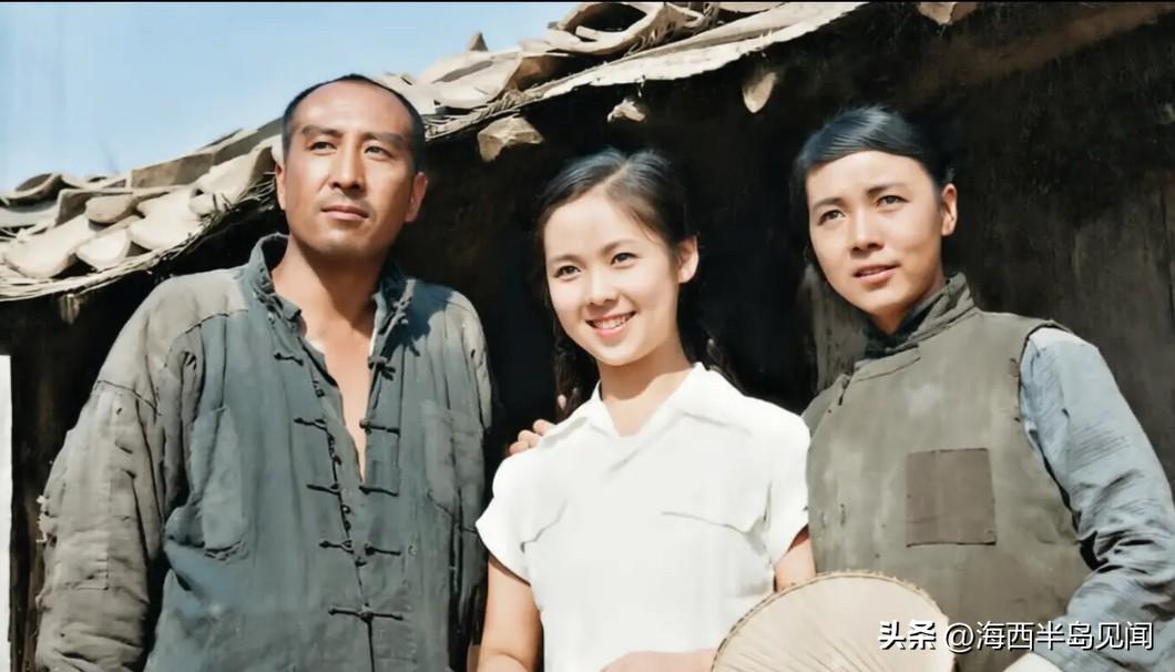这张是1959年电影《风暴》拍摄现场合影。男演员饰演工人领袖林祥谦，天妒英才，英