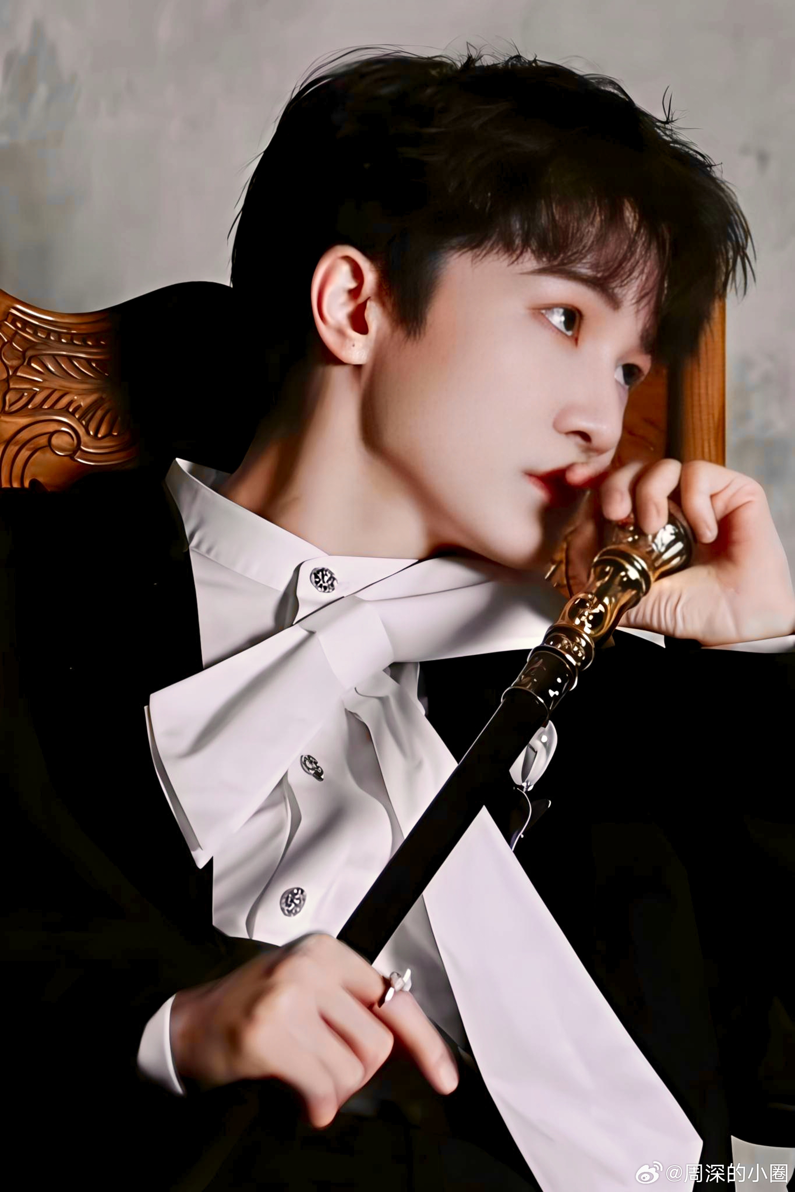 周深  周深献唱苏超揭幕战 【圈宝和米说晚安】每个飘散的故事，在梦中依依等待，落