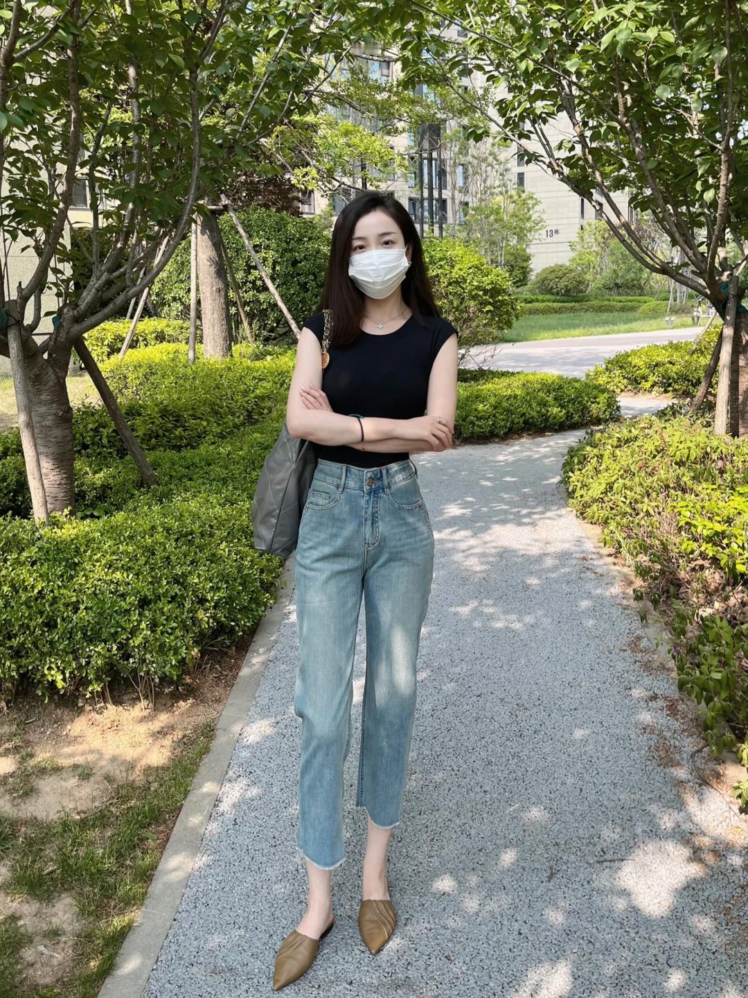 #夏日生活打卡季#🌞夏日炎炎，清爽来袭！👗
黑色无袖T恤，简约而不失酷感，完