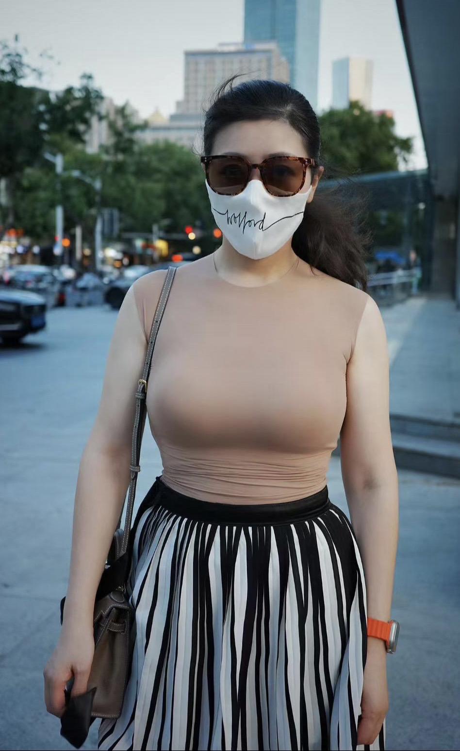 想要获得女人的好感首先得为她付出。秀出好身材 街拍美女 好身材好气质 女神