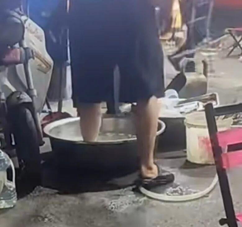 官方通报烧烤店员工用洗菜盆涮脚真的看吐了！淮北濉溪烧烤店员工拿洗菜盆涮脚，官方通