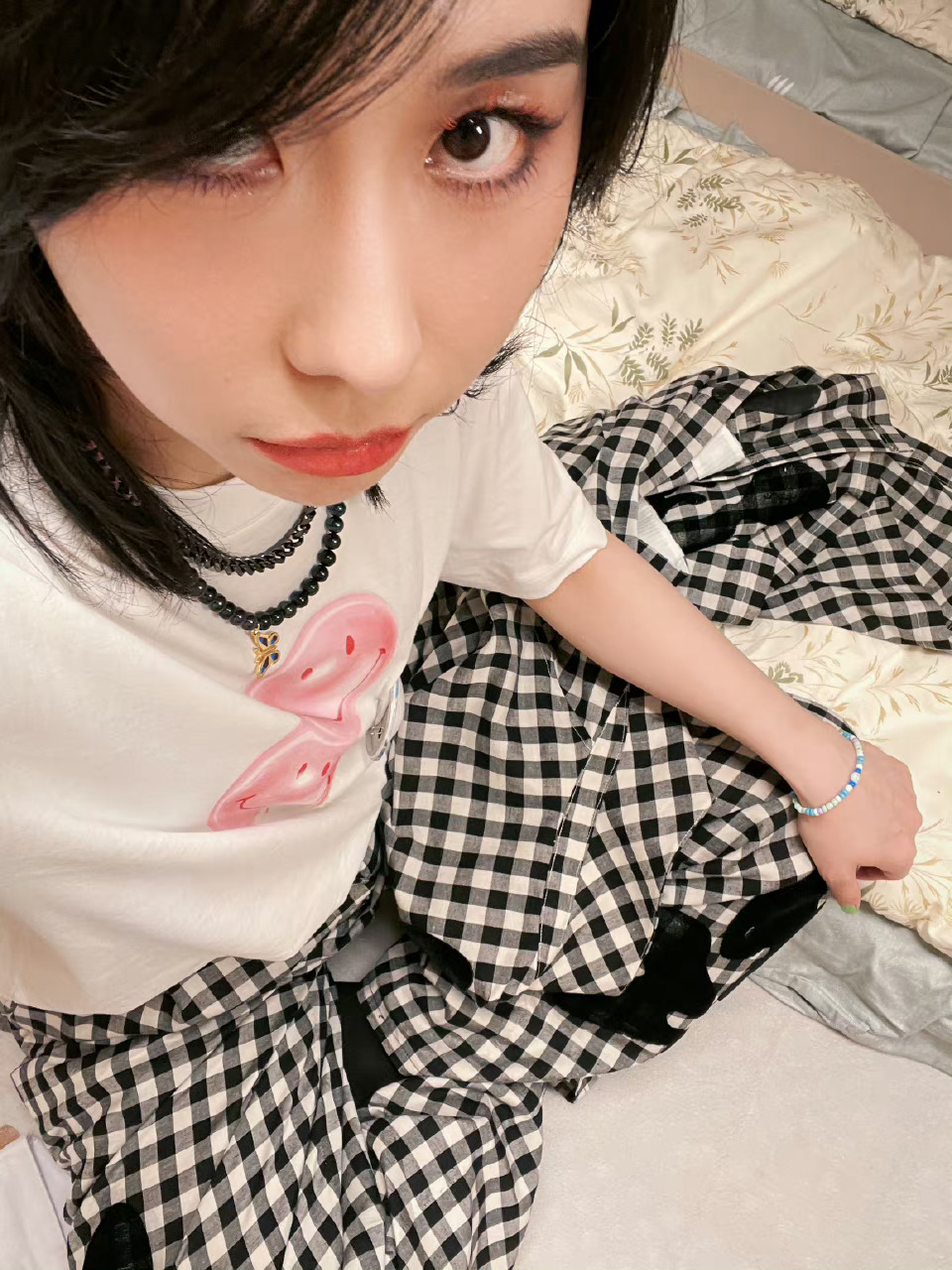 #刘恋多巴胺穿搭# 刘恋分享与好友短暂相聚的多巴胺穿搭 ​​​