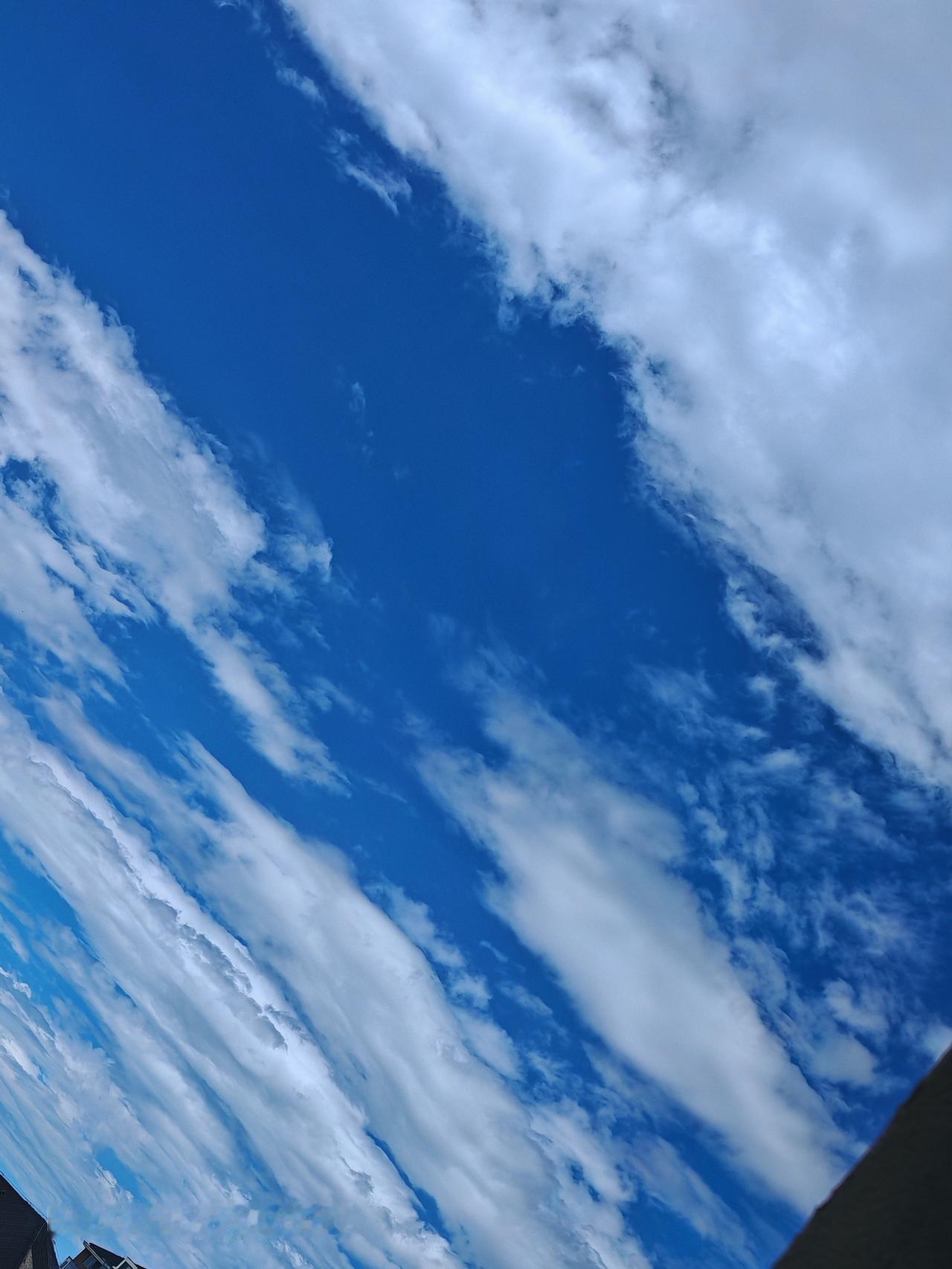 通州区雨后天晴的景色简直绝了，完全就是现实版的天空之城！前两天阴雨过后，天空放晴