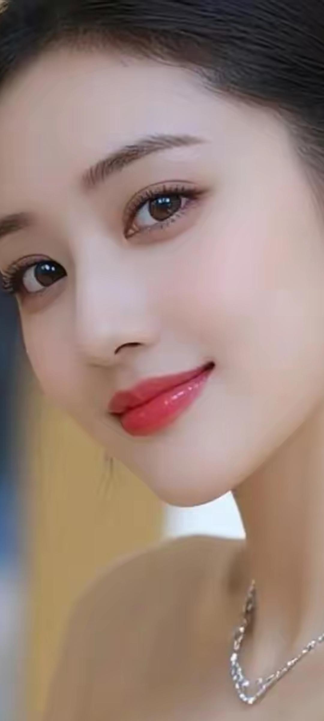 温柔微笑，唇红如火，优雅迷人！