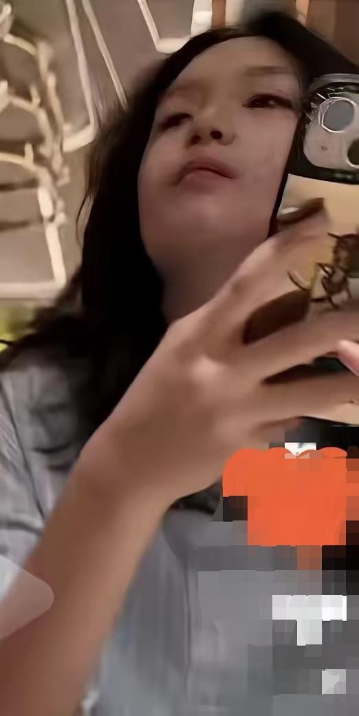 都说小玥儿长的像妈妈大s，其实小玥儿的五官就是她爸爸汪小菲的翻板。只是神态和背影