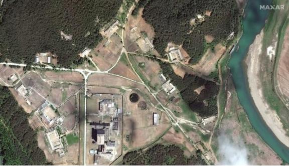 特朗普正盯着伊朗猛炸，金正恩突然连出两记重拳！朝鲜干了三件大事。

2026年4