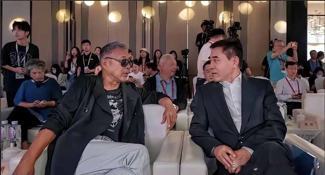 这两位演员的同框里，只有陈宝国才是真正意义上的老戏骨，戏路框，亦正亦邪的，他什么