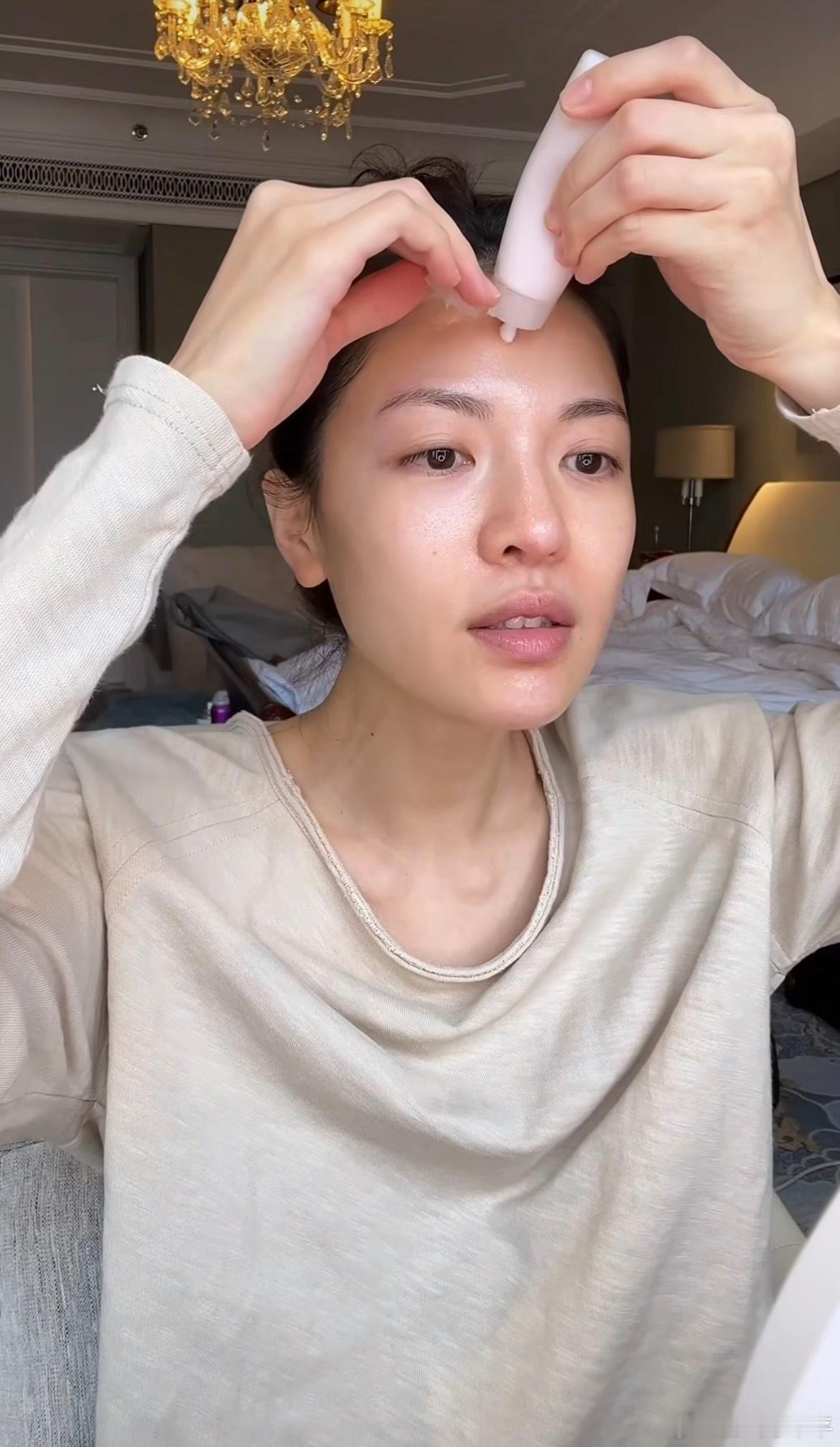 难怪说钟楚曦两年能画出一套房会化妆真是省钱又加分，感觉她挺会经营自己的形象，太牛