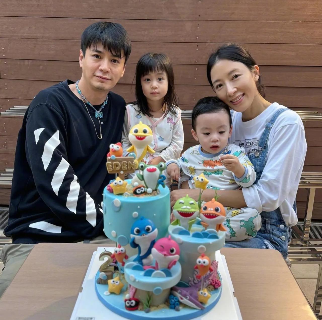 tvb女星杨怡为儿子庆祝两岁生日，一家四口亲密合影好幸福！一家子都长得好漂亮，杨