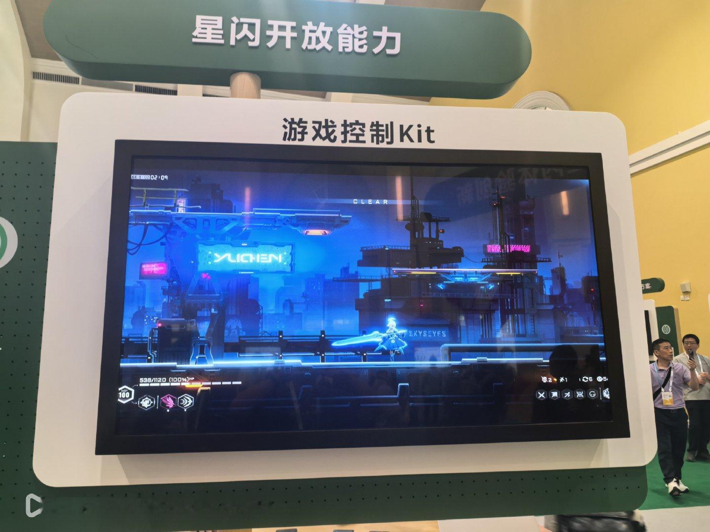 北通这个鲲鹏手柄还能支持星闪其实也就补足了大屏娱乐里最后一环了，操作设备。这个设
