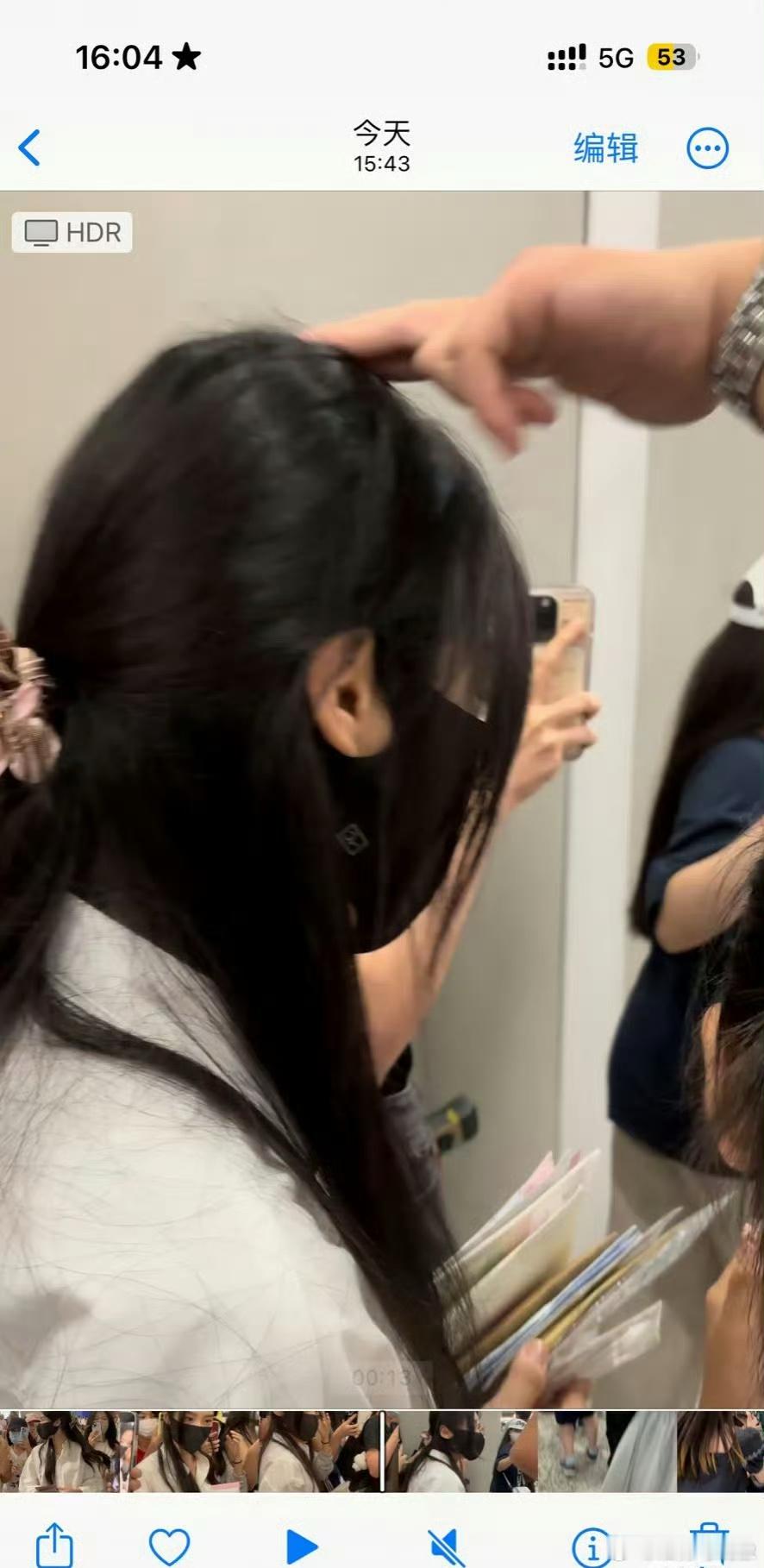 卢昱晓机场被人敲头女明星机场频繁被男的骚扰 先是孔雪儿 今天又有卢昱晓 这到底是