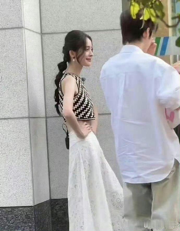 娜扎这是瘦成细竹杆了，远看都不敢认​​​了 ​​​