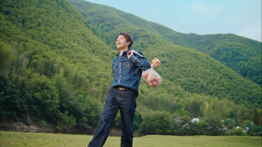 点开丁真的田野坐标 田野本味源于阳光雨露的滋养，历经春秋轮转沉淀而成，丁真扎根田