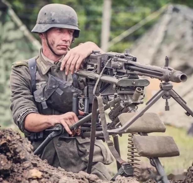 第二次世界大战中，花生屯并不看重步兵武器的射速，因为他们认为步兵武器射速太快并不