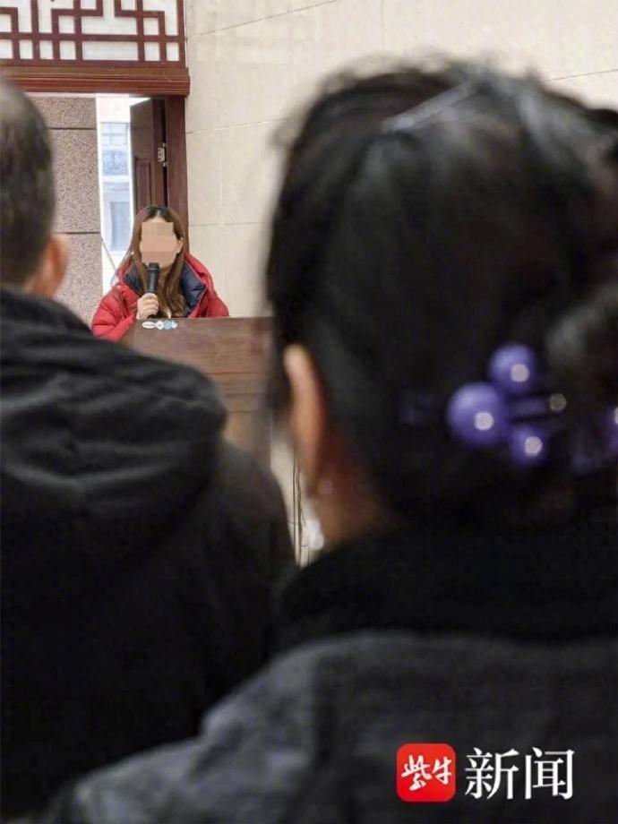 【殡仪馆主持人披肩发穿红衣配休闲裤】近日，江苏淮安淮安区殡仪馆一则遗体告别仪式上