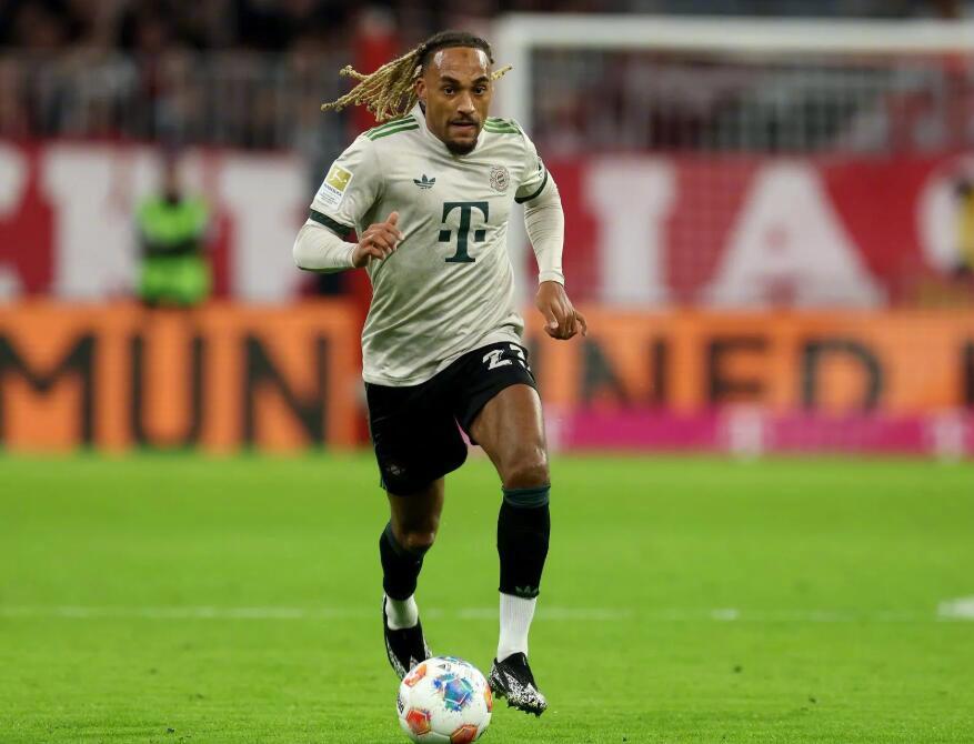 著名记者罗马诺在此前更新了个人Youtube视频播客，他也谈到了多支球队和多位球