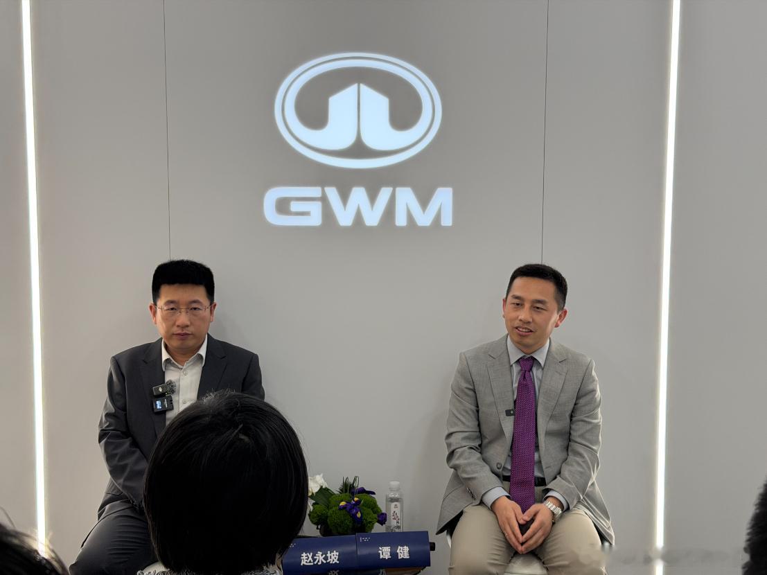 车展魏牌CEO赵永坡和魏牌执行副总经理谭健在群访中，提到几个很有意思的话题。比如