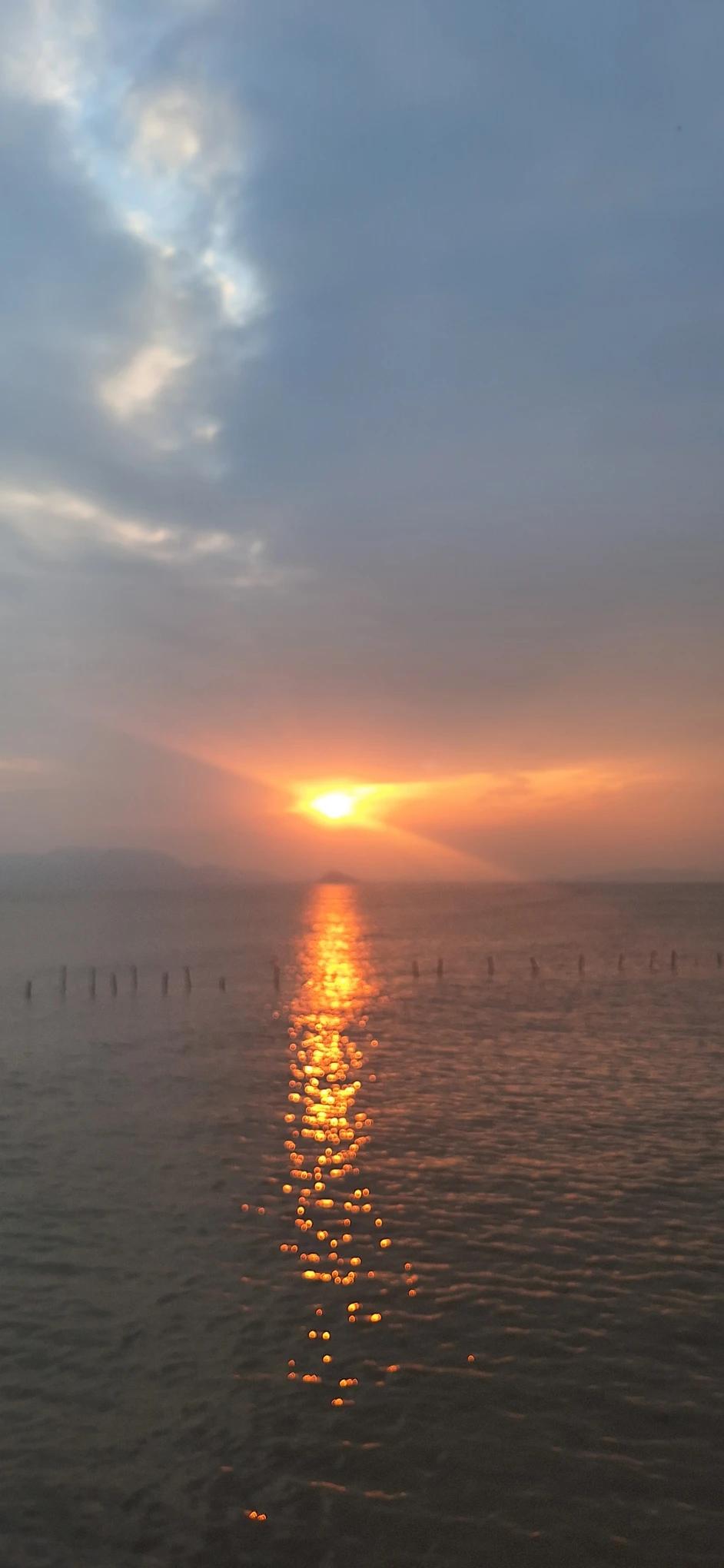 来珠海吧，待着很舒服，在海边，环境好空气好，珠海是最宜居的广东城市，消费跟东莞、