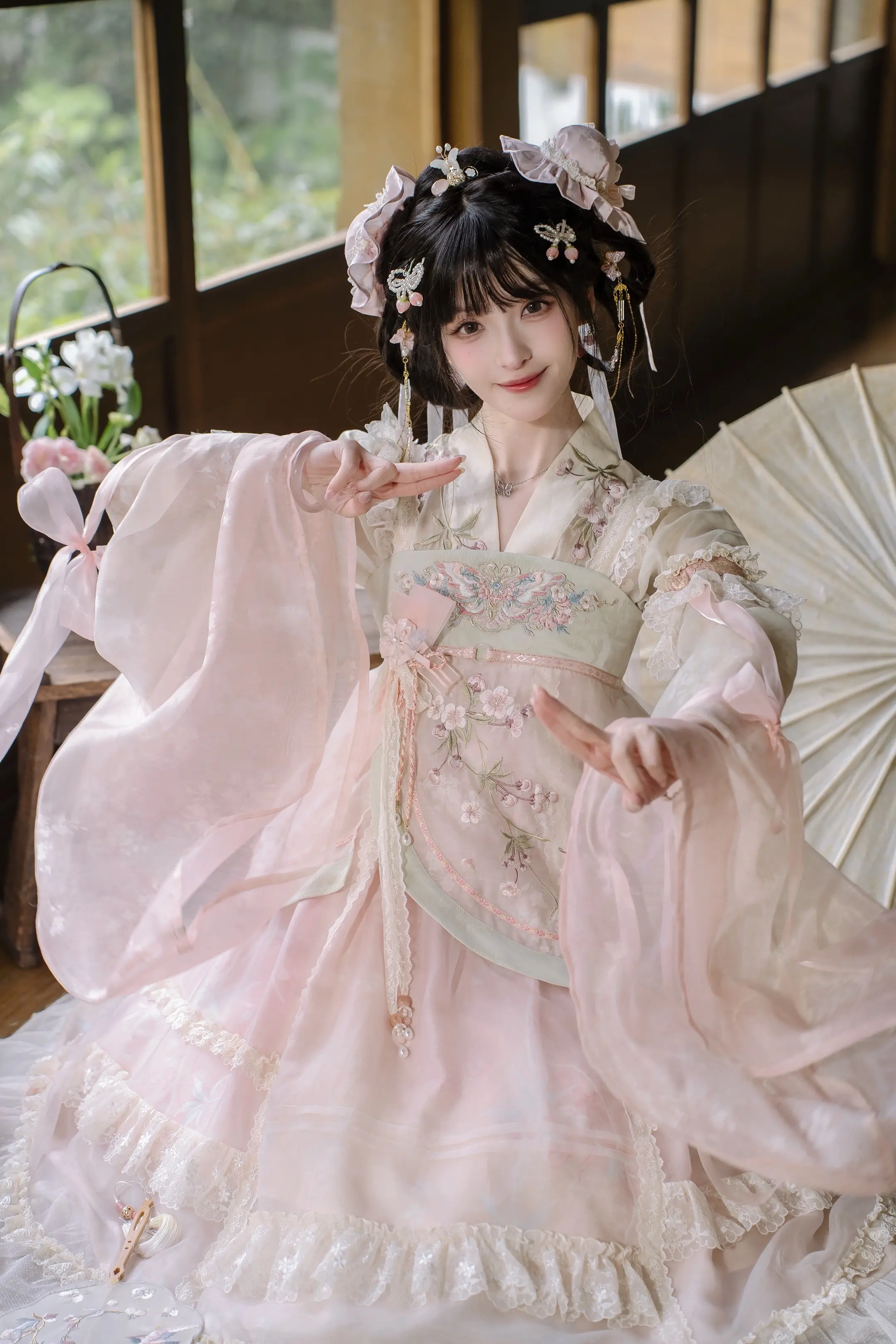 迢迢春水映梨花。