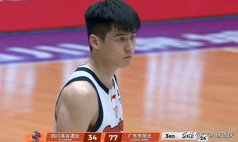 37分钟2分 vs 26分钟15分！杜锋，你让谁换下谁？

广东大胜四川，毫无悬