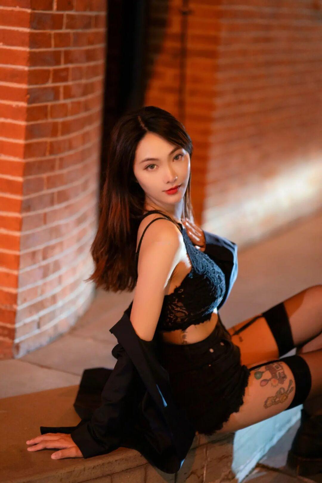 路灯下的小姑娘😃