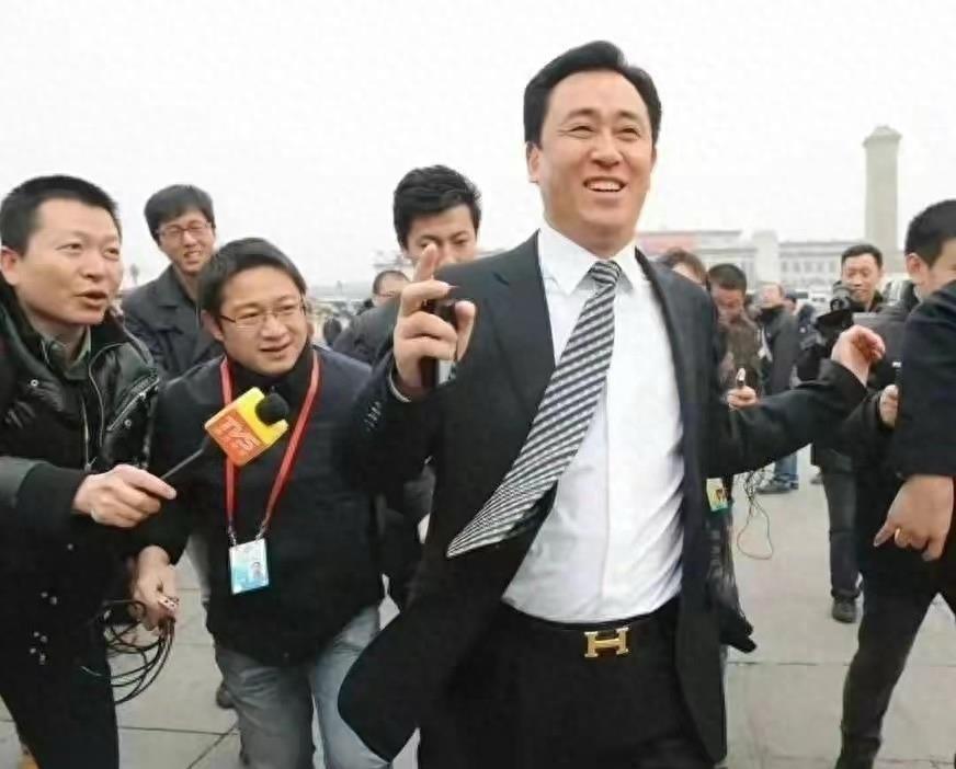 谁能想到，曾经风光无限的豪门父子，最后同一天站上被告席，一个都没能跑掉。说实话，