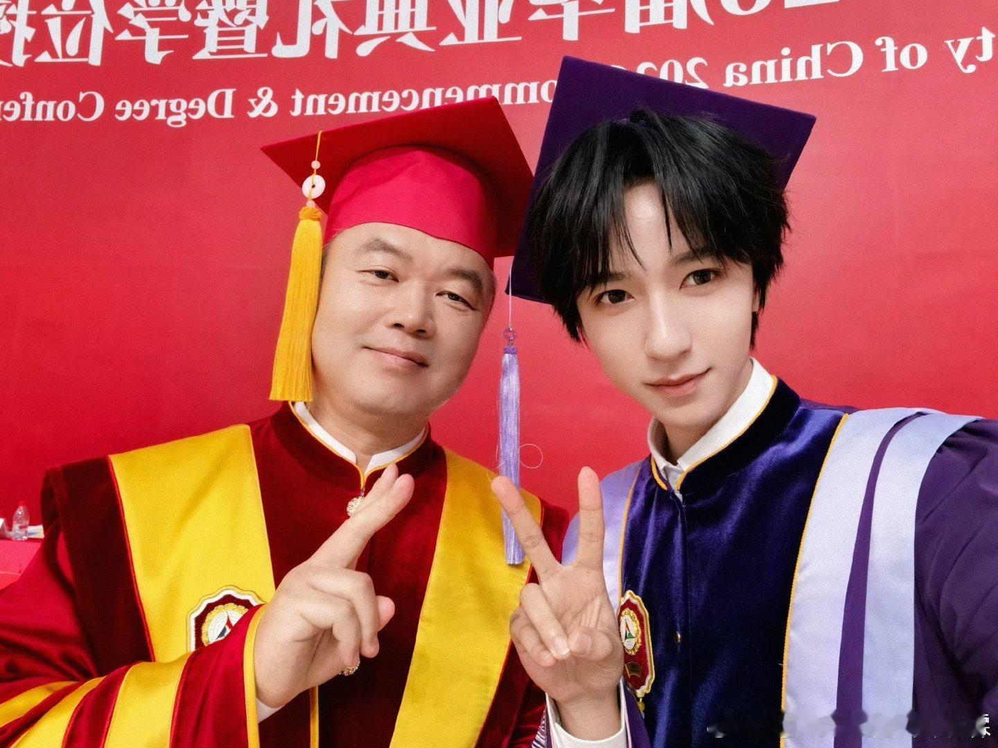 严军的话都被贺峻霖听进去了“用你的行动、真诚、成绩来全面折服他”——这句话是严军
