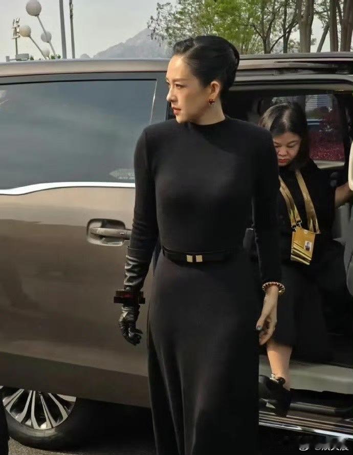章子怡亮相活动身着黑色礼裙，淡妆搭配简约发型，褪去繁复修饰，高级感与强大气场扑面