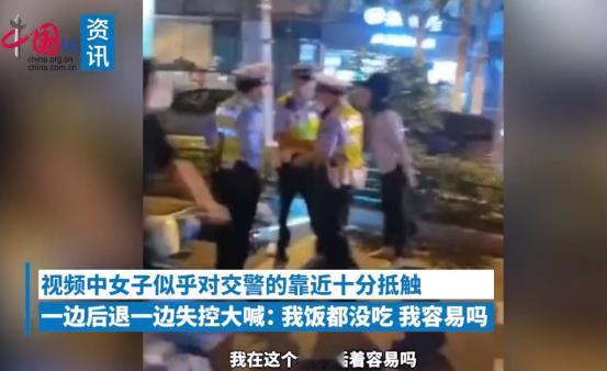 2022年，上海静安，女子晚上加班后，骑电动车回家时，被3个交警拦住，说她没带头